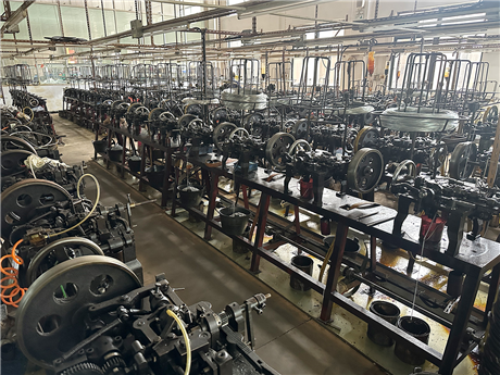 Chain tying machine